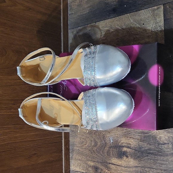 Women's Low Heel Sandal - Picture 1 of 3